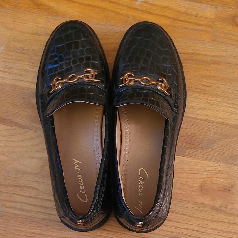 Chic Black Croc-Embossed Loafers with Gold Detail - Picture 6 of 7